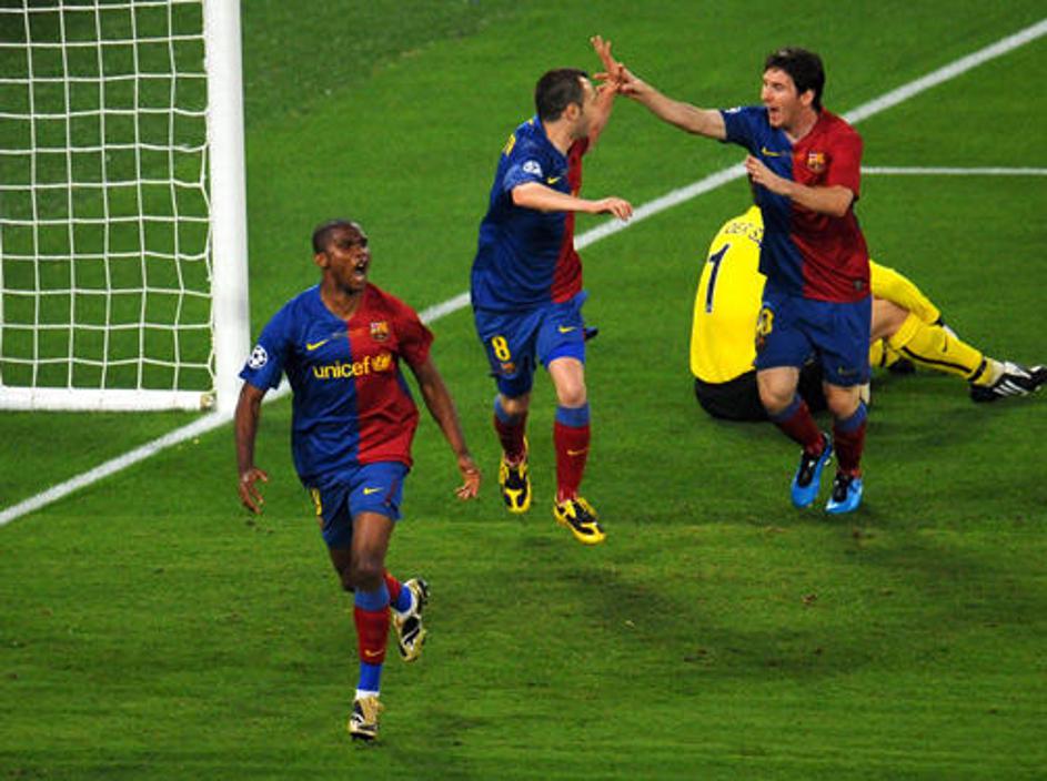 Samuel Eto'o je v deseti minuti premagal Edwina Van der Sarja in zmanjšal upe no