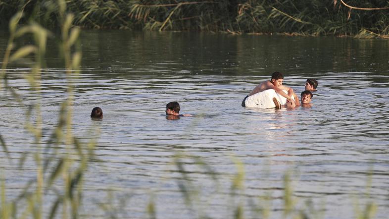 Poletje otroci plavajo v reki reka jezero