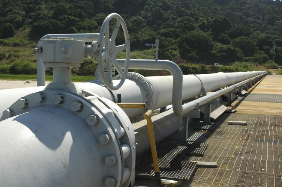 biznis04.09.08...Pipeline carrying crude oil to the refinery....plinovod...foto: | Avtor: Žurnal24 main