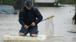 Robi na svojem improviziranemu splavu. (Foto: Jože Biščak)