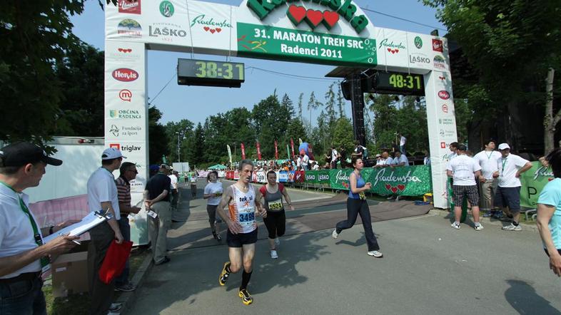 Če želite visokoresolucijsko fotografijo, nam pošljite elektronsko sporočilo na 