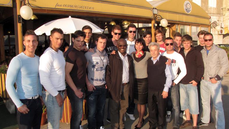 Piranski župan Peter Bossman v družbi polfinalistov Mister Slovenije 2011.