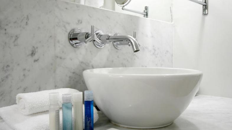 Kopalnico lahko osvetlite in vizualno povečate z nekaterimi dekorativnimi prijem