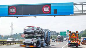 DARS avtocesta hitrost opozorilna tabla omejitev promet