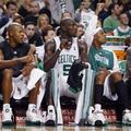Kevin Garnett, Ray Allen in Paul Pierce s klopi bodrijo svoje soigralce.