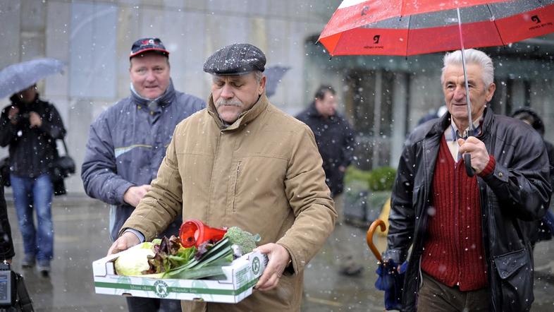 Protest dobaviteljev pred NLB zaradi Mercatorja