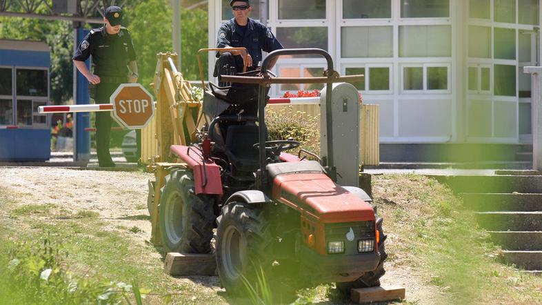 Na prehodu Sečovlje hrvaški policisti od četrtka stražijo pred Jorasovo zapornic