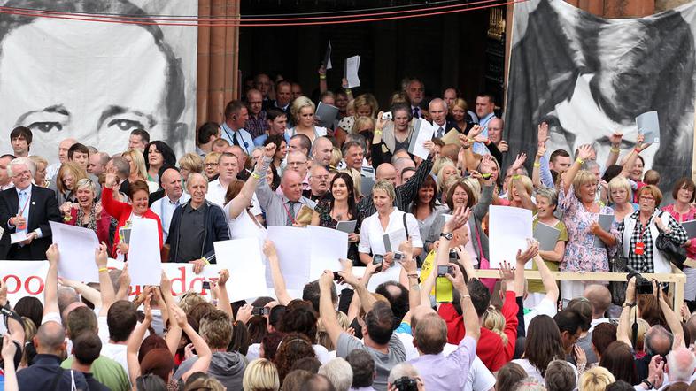 Veselje množice ob objavi Savillovega poročila. (Foto: Reuters)