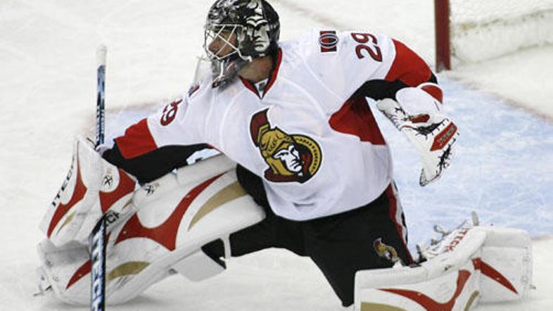 Martin Gerber, vratar Ottawe je vse do zadnje tretjine dobro branil mrežo.