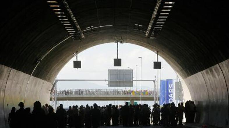 Predor Šentvid je bil prvič zaprt eno uro po slovesnem odprtju. (Foto: BOBO) 