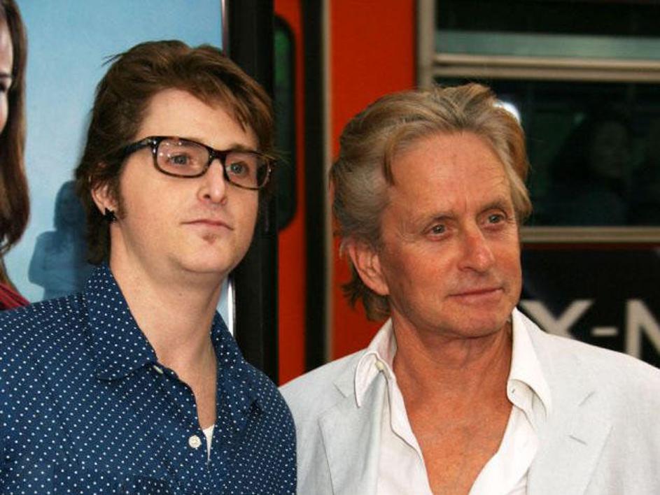 Cameron Douglas s svojim slavnim očetom. (Foto: Flynet/JLP)