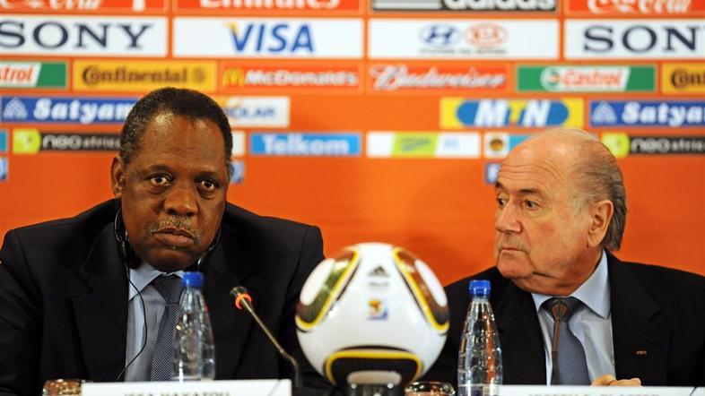 Issa Hayatou naj bi prejemal skrivna nakazila. Desno Sepp Blatter. (Foto: EPA)