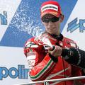 Casey Stoner je zmagovalec prve letošnje dirke v seriji MotoGP.