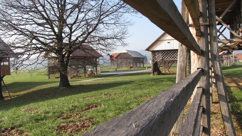 slovenija 19.12.13. Dolenjska, Sentrupert, Lukatov toplar in Dežela kozolcev, fo