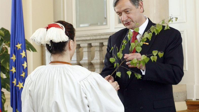 Belokranjci so predsedniku države izročili zeleno vejico, ki mu bo do naslednjeg