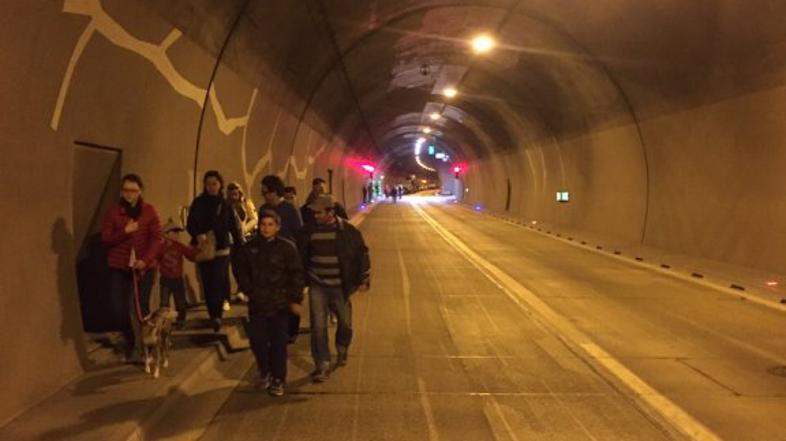 Evakuacija predora Dekani zaradi gorečega vozila