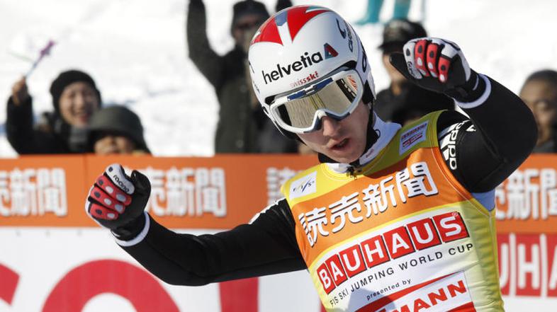 Simon Ammann na drugi tekmi v Saporu ni imel konkurence. (Foto: Reuters)