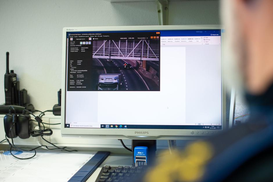 Obisk SENP, specializirana enota za nadzor prometa, obdelava meritev prekoračitve hitrosti z radarjem | Avtor: Anže Petkovšek