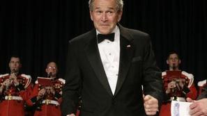 George Bush je znan po marsičem. Od tega, da je masiral Angelo Merkel do nedavne