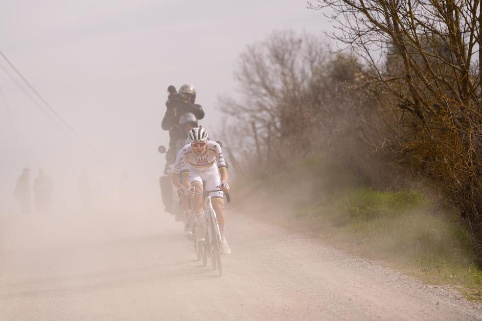 Tadej Pogačar, padec na Strade-Bianche