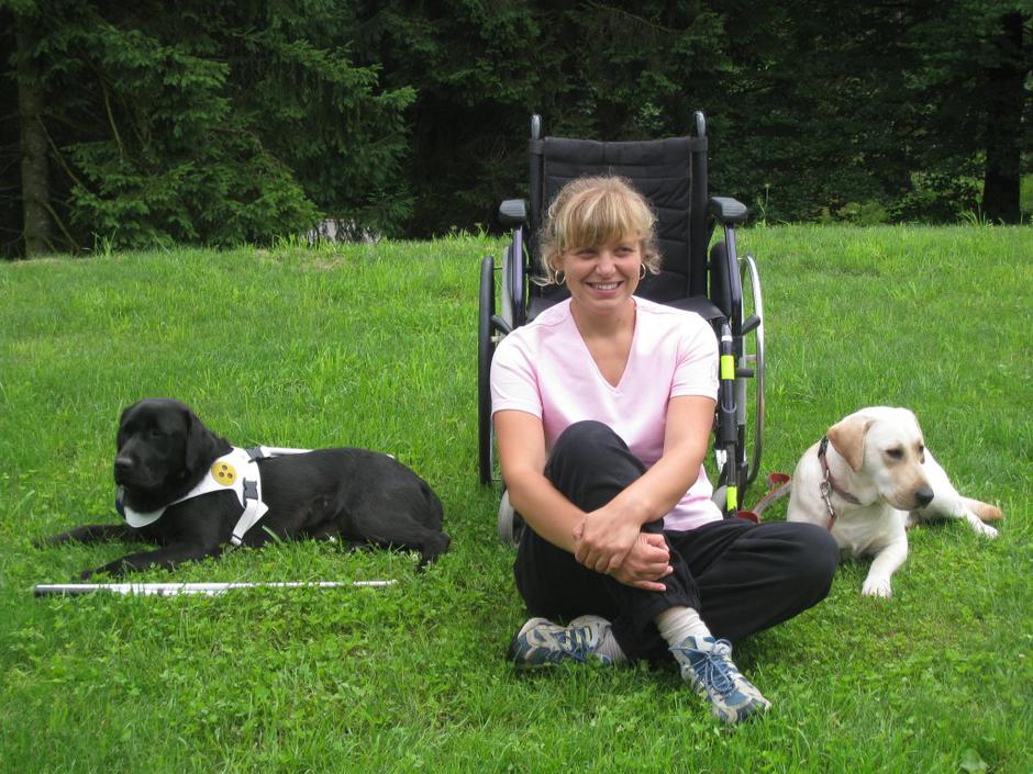 Maja Golob in psa pomočnika | Avtor: Andreja Cilenšek