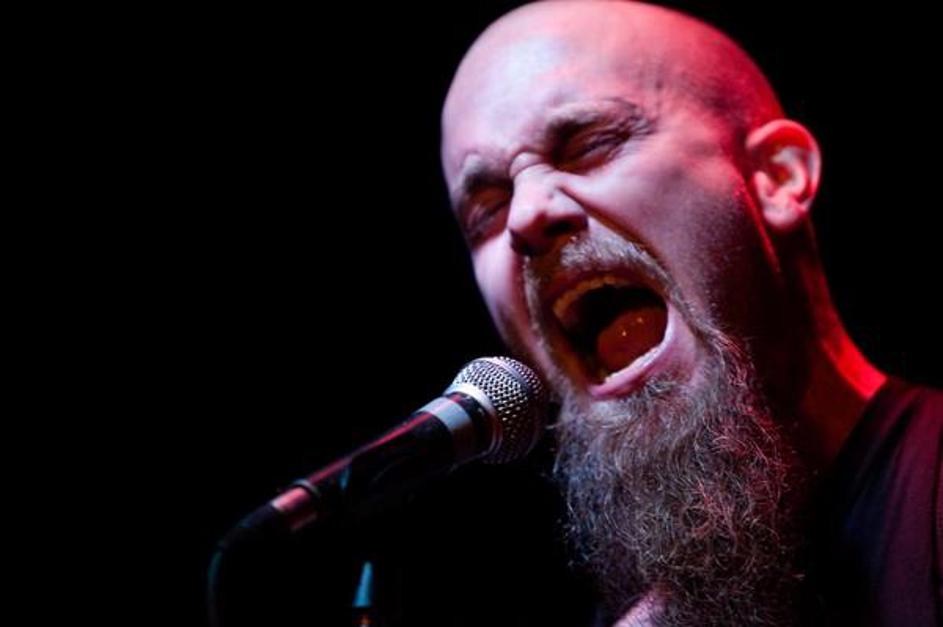 Na petek trinajstega novembra je v Menzi pri koritu na Metelkovi v solo vlogi na