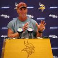 Brett Favre na torkovi novinarski konferenci. Takoj po njej je že treniral z Vik