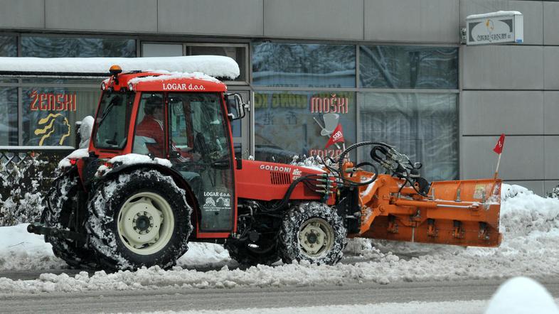Z odstranjevanjem snega bodo pristojne službe nadaljevale tudi danes. A treba je