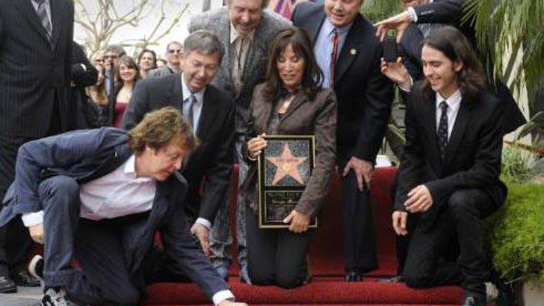 Z zvezdo se je Georgeu posthumno poklonilo več ljudi.