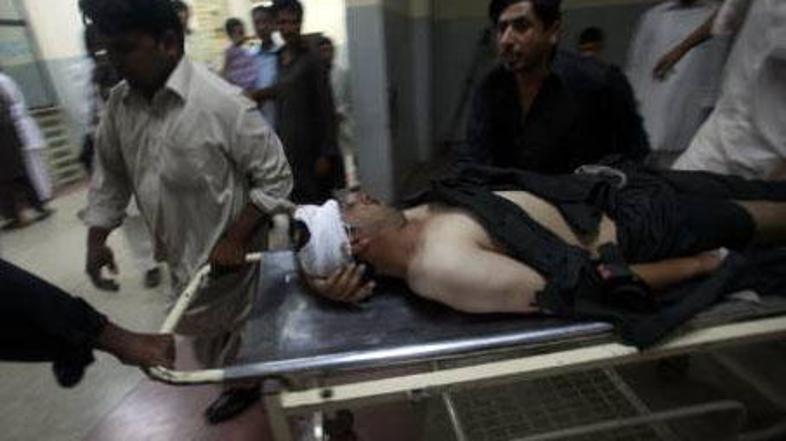 Ranjene policiste so pripeljali v bližnjo bolnišnico.