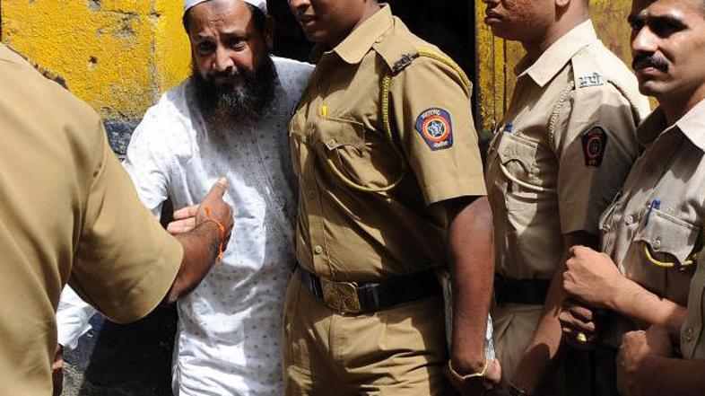 Hanifa Sajeda iz zapora peljejo na sodišče.