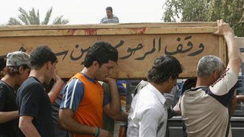 Prebivalci nosijo krsto s truplom žrtve današnjega napada.