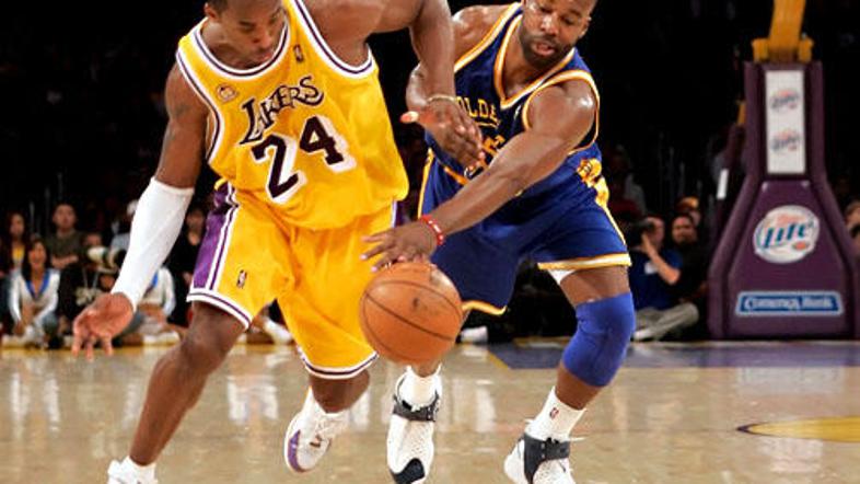 Kobe Bryant je s 26,6 točke na tekmo tretji najboljši strelec lige za LeBronom J