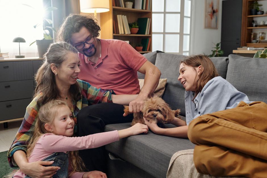 družina v dnevni sobi s psom | Avtor: Profimedia