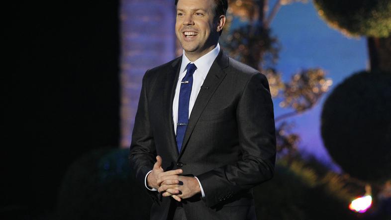 Voditelj Jason Sudeikis je nekatere uspel nasmejati. (Foto: Reuters)
