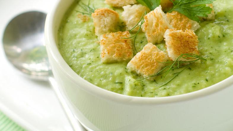 Preden ga narežete, kruh lahko natrete s česnom. (Foto: Shutterstock)