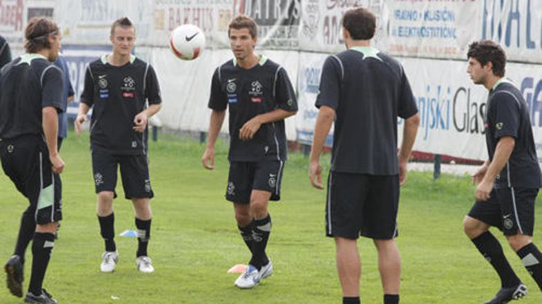 Naši nogometaši bodo boj za SP 2010 začeli na Poljskem.