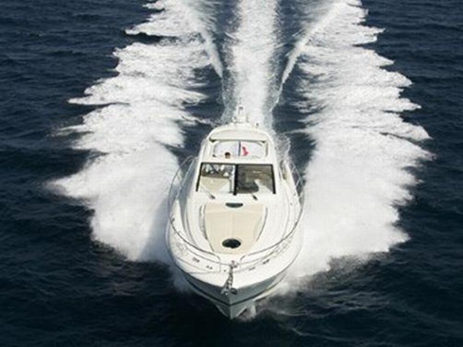 Jahta prestige 50 S je široka 4,36 metra, z gazom 1,05 metra, zato lahko pristaj