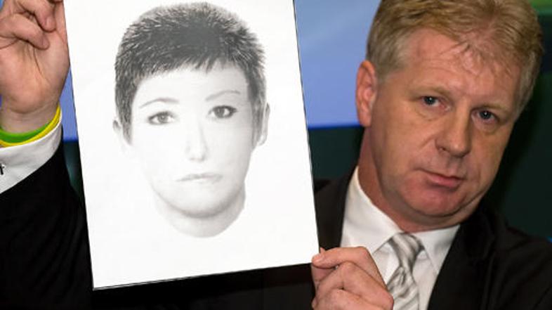 Predstavnik družine McCann Clarence Mitchell drži fotografijo ženske, s katero p