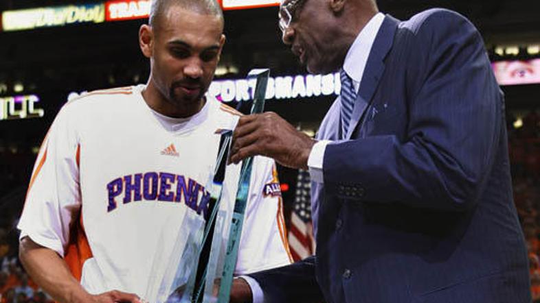 Grant Hill je priznanje prejel iz rok nekdanjega košarkarja Boba Lanierja.