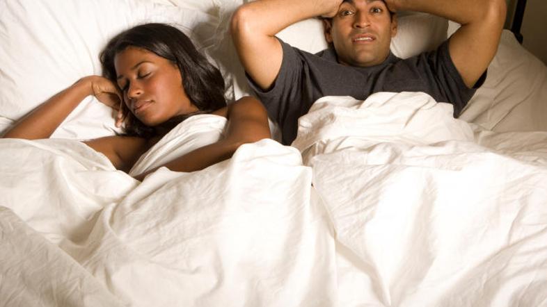 Ali vaš moški molči o težavah med rjuhami?