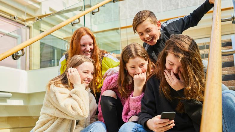 mobilni telefon najstniki