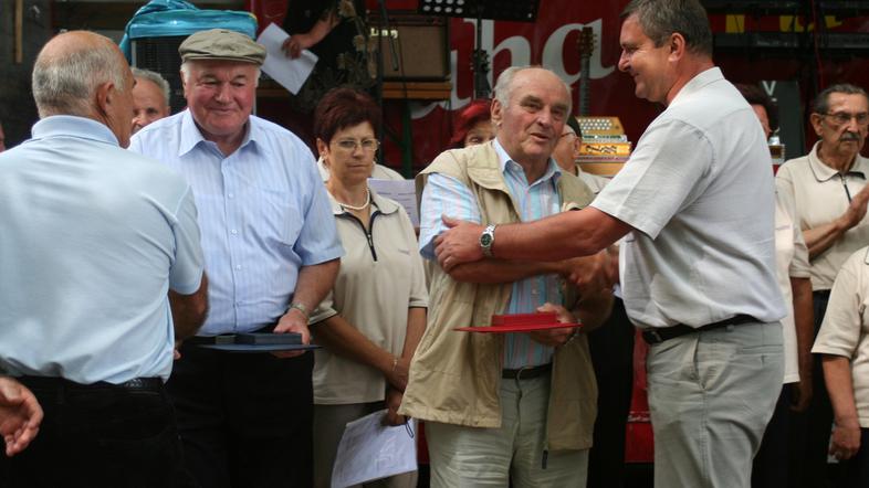 Avgust Gregorčič in Tone Žibert (na sredini) sta dobila srebrno in zlato priznan