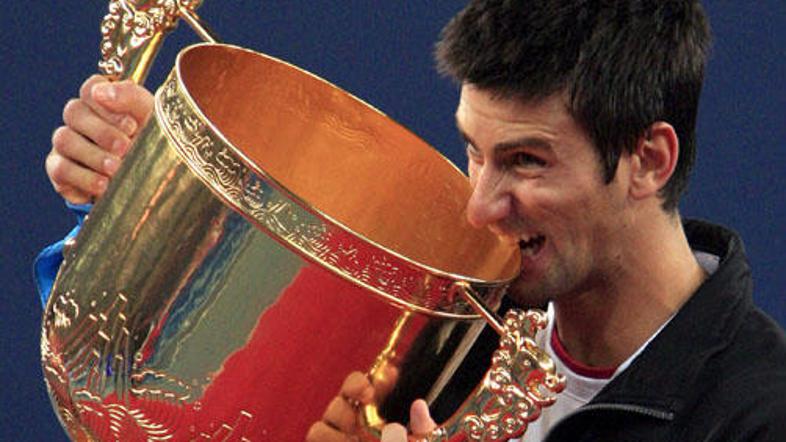 Nole je po koncu finala zagrizel v velikanski pokal, ki ga je dobil za zmago.