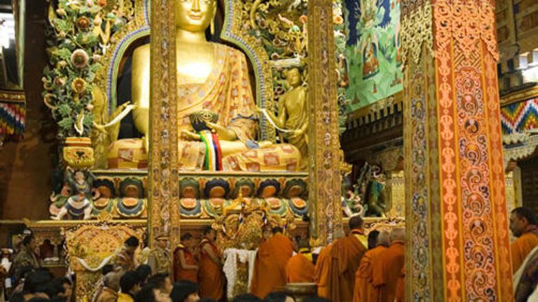 Kronanje je potekalo v palači v glavnem mestu Thimp.