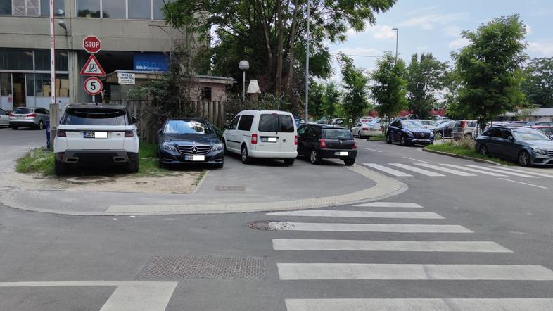 Nepravilno parkiranje v okolici džamije na Parmovi