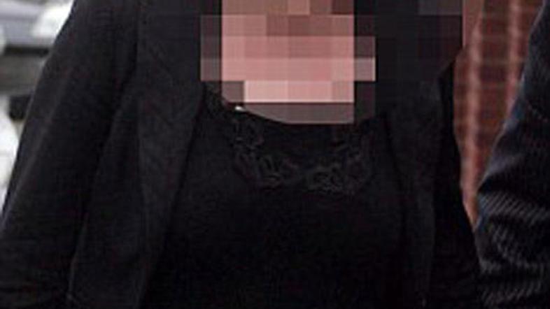 35-letna Britanka je služila na račun sinovega trpljenja.