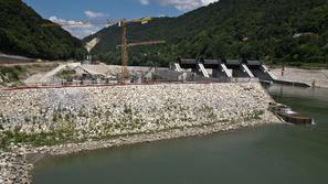 V neposredni bližini delovišča so res stare hiše, ki so bile razpokane že prej, 