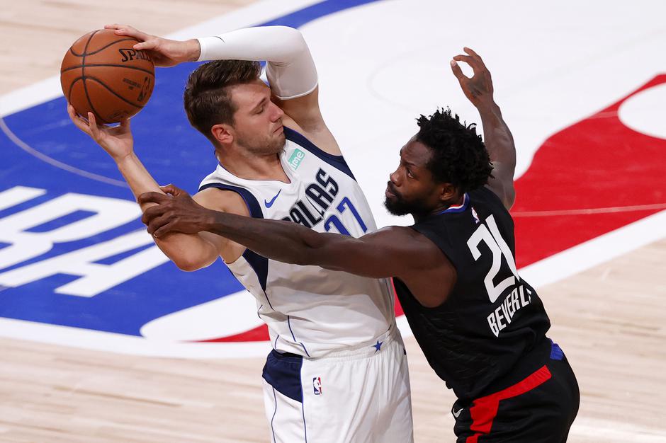 Luka Dončić in Patrick Beverley | Avtor: Profimedia