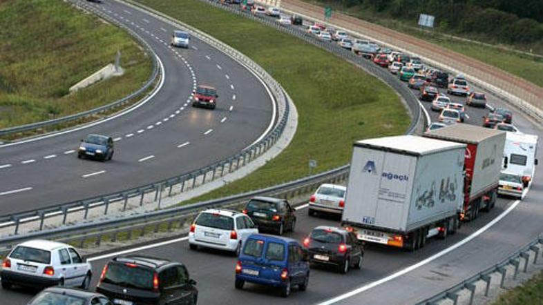 Sobotni dan naj bi minil v znamenju gneče na cestah.